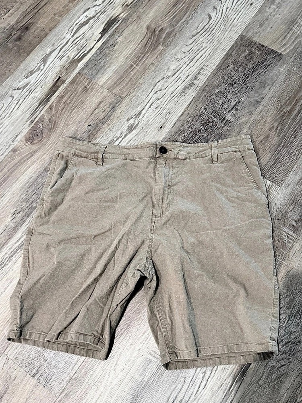 Paige Bermuda Shorts in Beige Size 36